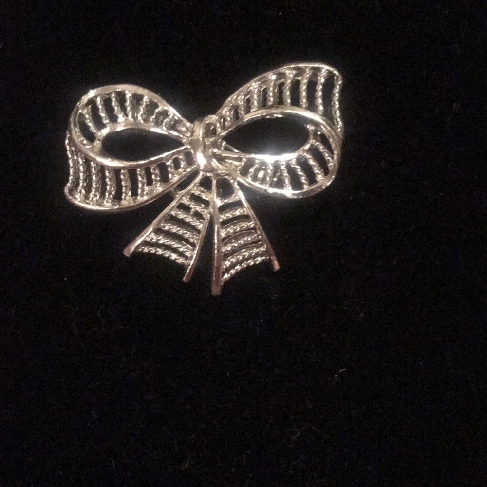 Vintage silver bow pin/brooch